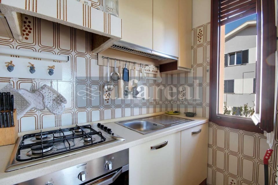 Kitchen or kitchenette, pet friendly, stove