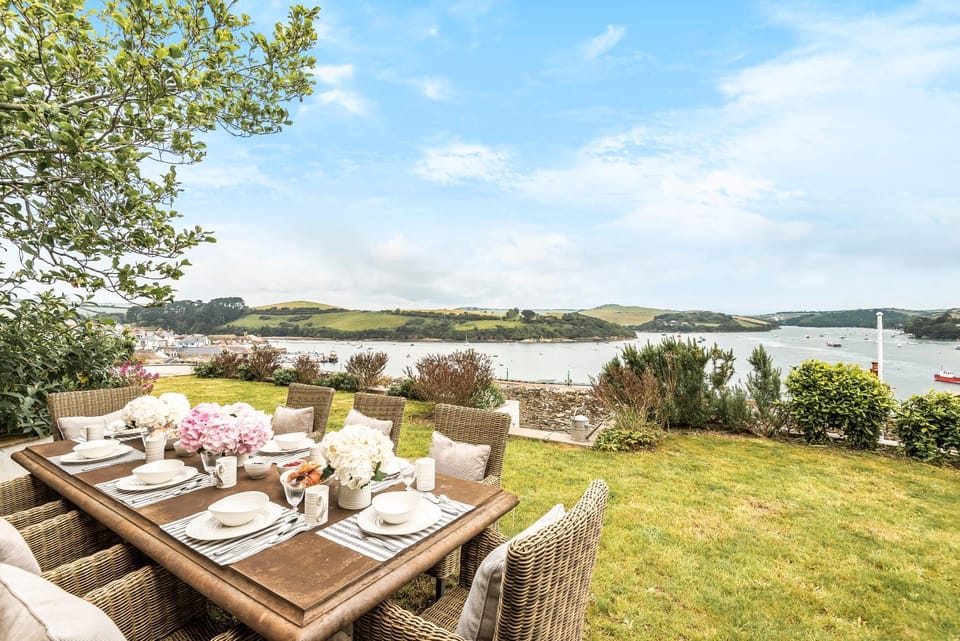 Day, Natural landscape, Garden, Seating area, Dining area, Garden view, River view