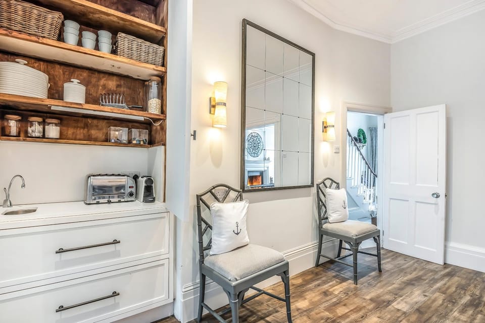 Kitchen or kitchenette, Seating area, toaster