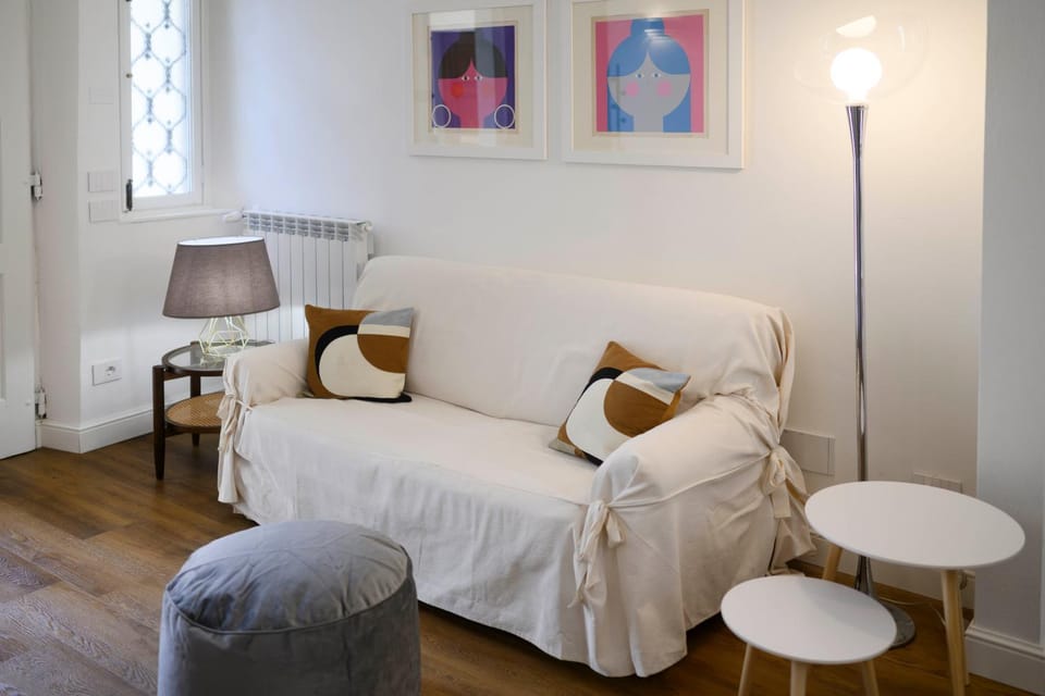 Living room, Seating area, internet