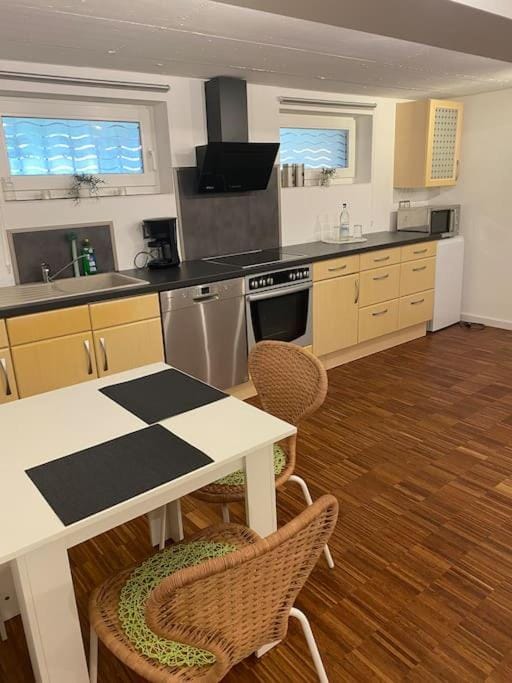 Kitchen or kitchenette, Dining area, minibar, oven, pet friendly, stove