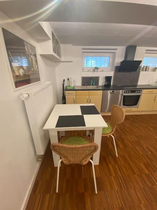 Kitchen or kitchenette, Dining area, minibar, oven, pet friendly, stove