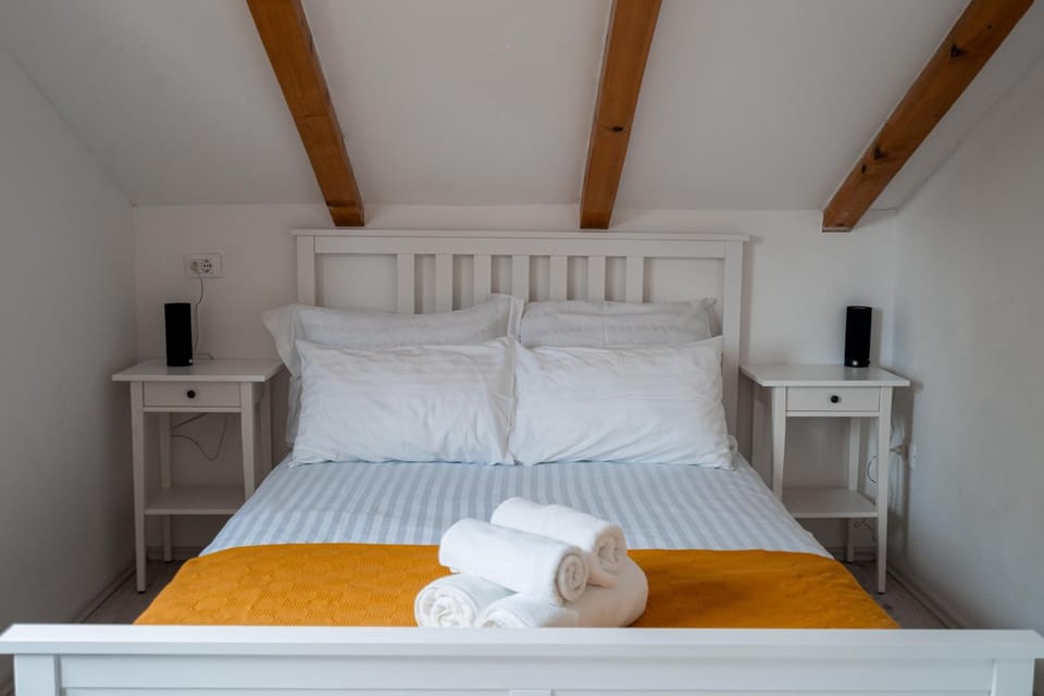 Bed, Photo of the whole room, Bedroom, towels