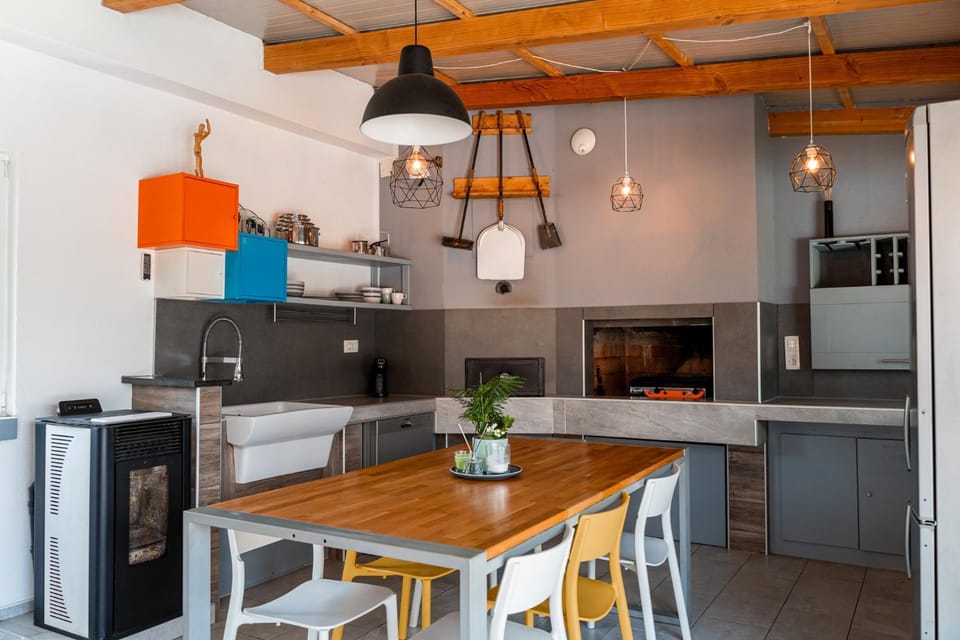 BBQ facilities, Kitchen or kitchenette, Kitchen or kitchenette, Dining area, dishwasher, pet friendly, stove