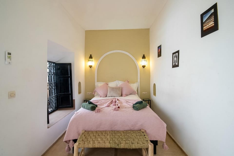 Bedroom, towels