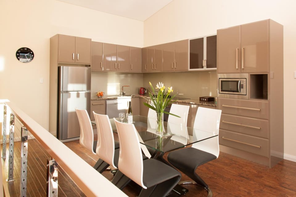 Kitchen or kitchenette, Seating area, Dining area, stove