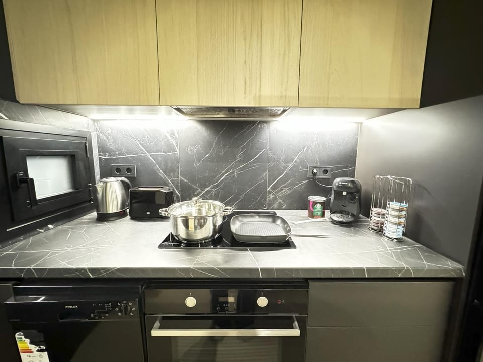 Coffee/tea facilities, Kitchen or kitchenette, stove, toaster