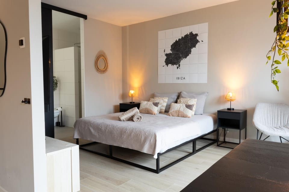 Bed, Photo of the whole room, Bedroom, towels