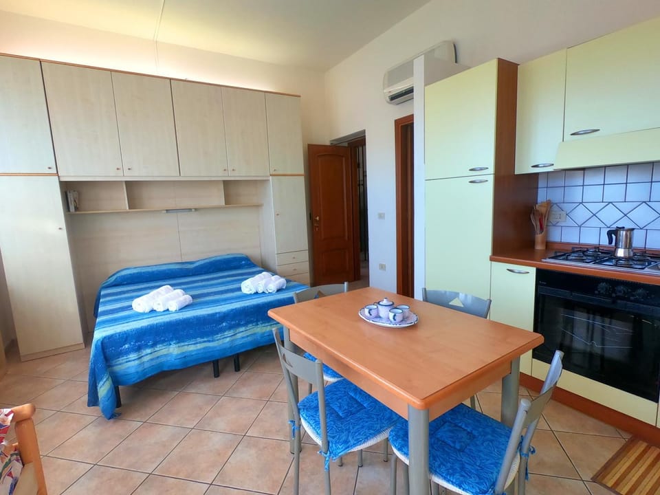 Kitchen or kitchenette, Photo of the whole room, Seating area, Bedroom