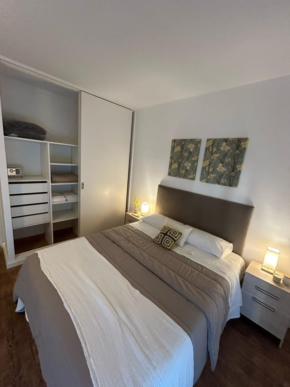 Bed, Photo of the whole room, Bedroom, safe