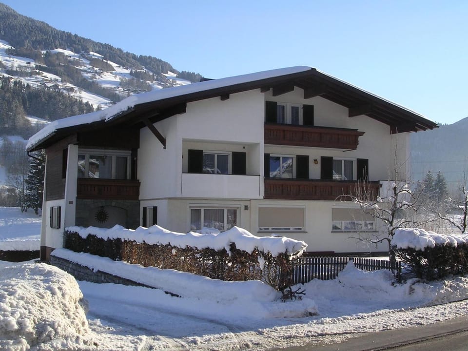 Property building, Facade/entrance, Winter