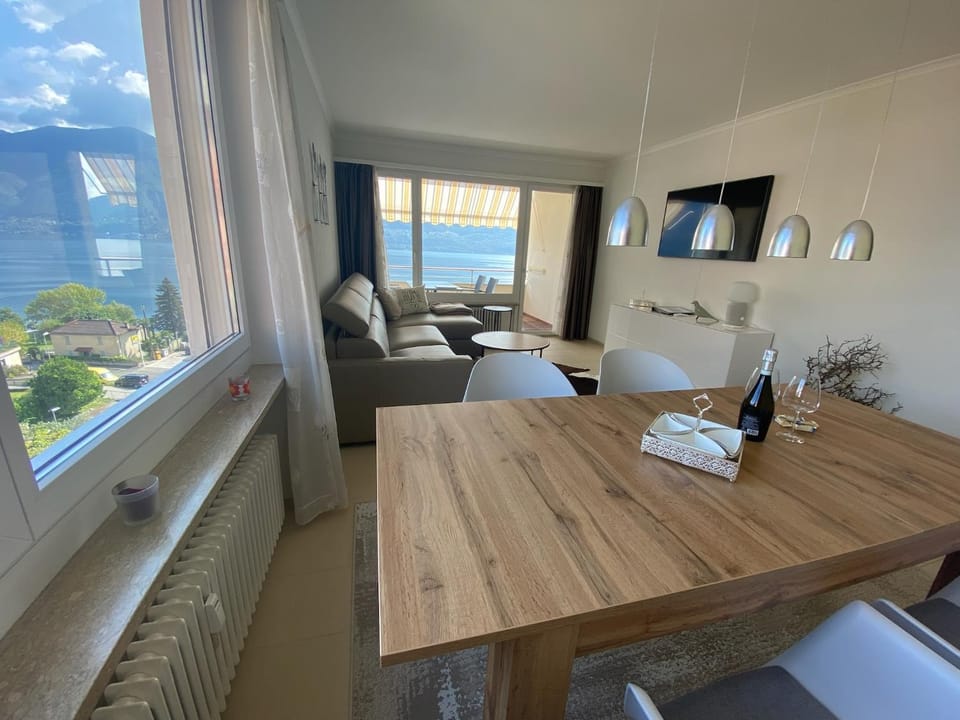 Living room, Dining area, Lake view