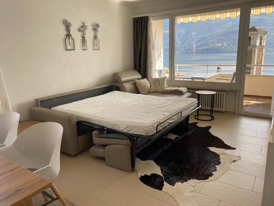 Bed, Living room