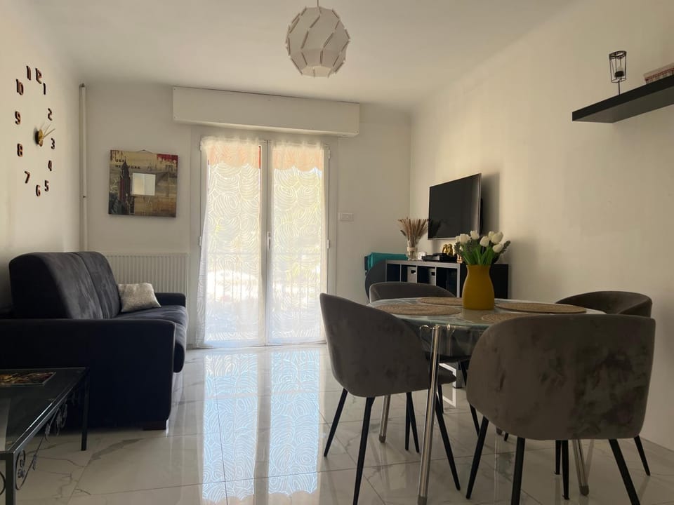TV and multimedia, Living room, Seating area, Dining area