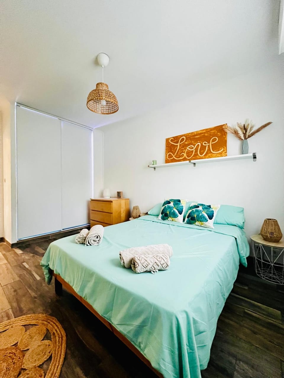 Bed, Photo of the whole room, Bedroom