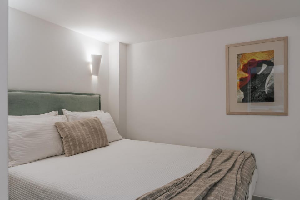 Bed, Photo of the whole room, Decorative detail