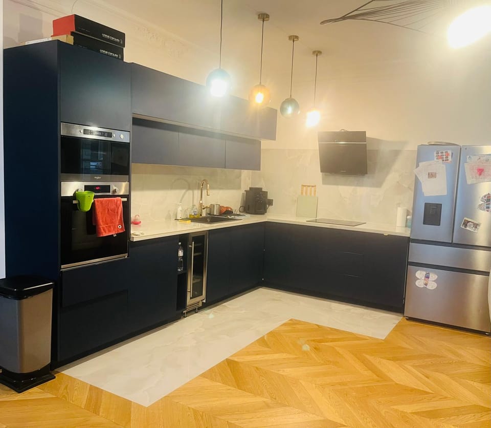 Coffee/tea facilities, dishwasher, minibar, oven, pet friendly, stove, toaster