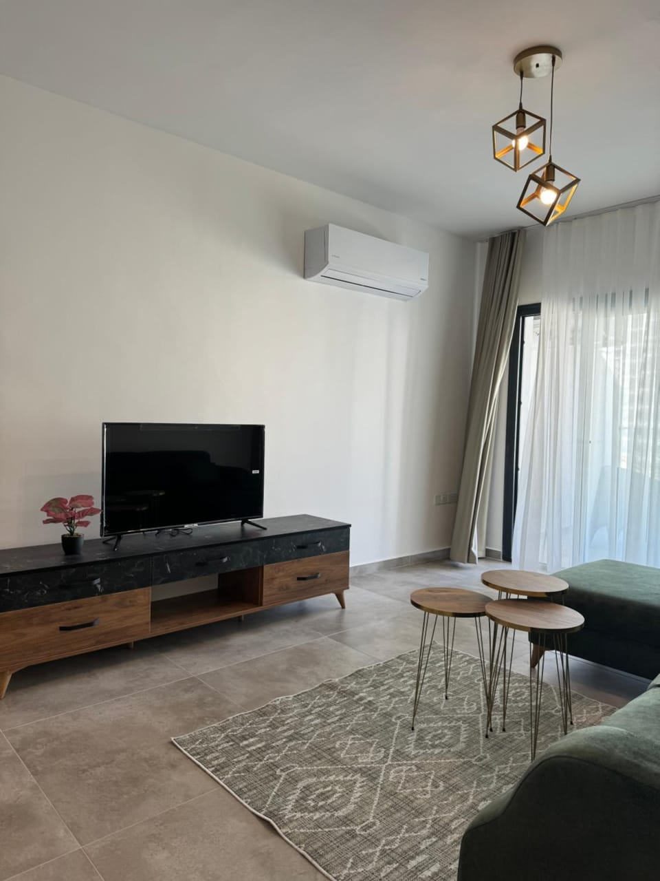 Communal lounge/ TV room, TV and multimedia, Living room, Seating area, Evening entertainment, air conditioner