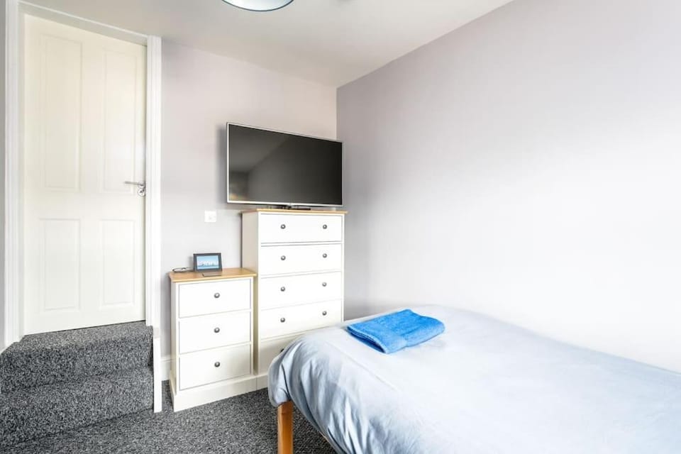 5 bedroom house, free parking, near football, sleeps 8 House in Liverpool