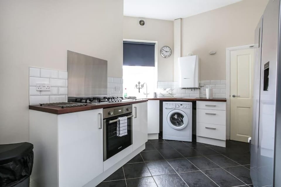 5 bedroom house, free parking, near football, sleeps 8 House in Liverpool