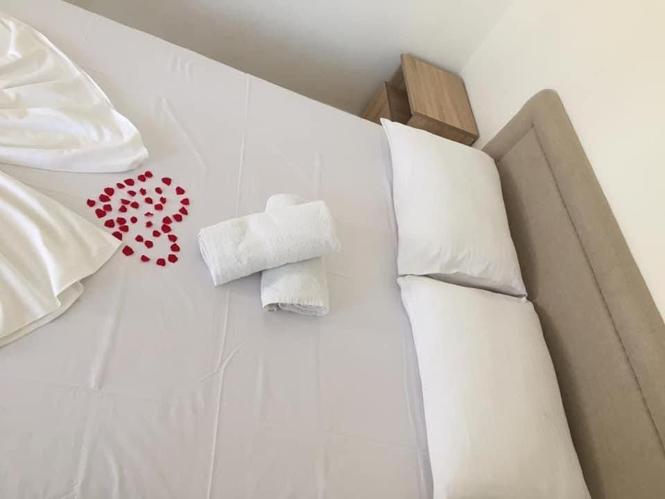 Bed, Bedroom, towels