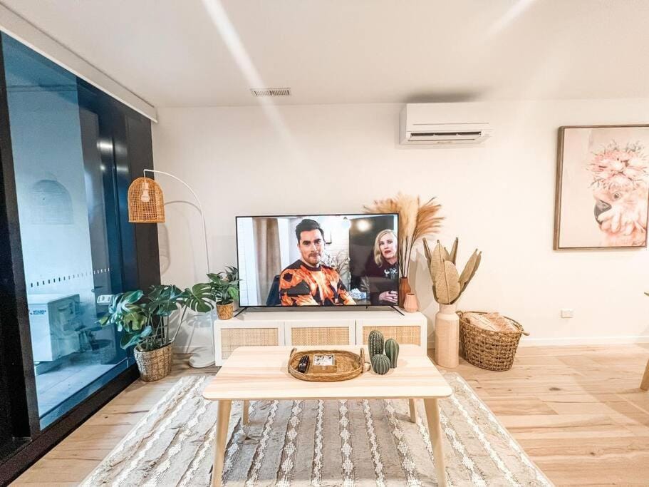Heart of City - Pool - Parking - Self check-in Apartment in Canberra