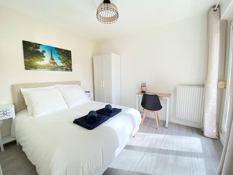 Photo of the whole room, Bedroom