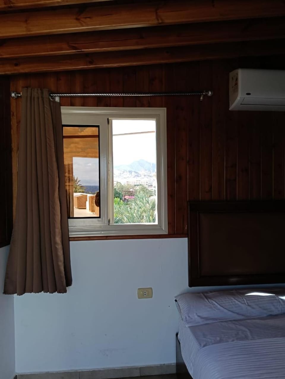 Bed, Natural landscape, Photo of the whole room, air conditioner