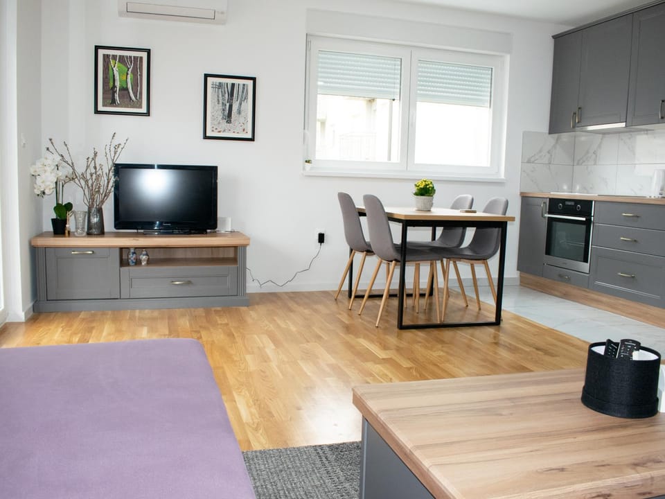 Kitchen or kitchenette, Living room, Seating area, Dining area