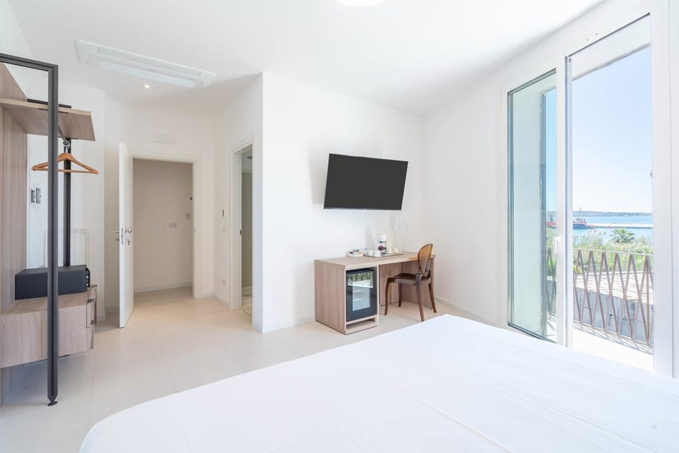 TV and multimedia, Coffee/tea facilities, Balcony/Terrace, Bedroom, Sea view, minibar, safe
