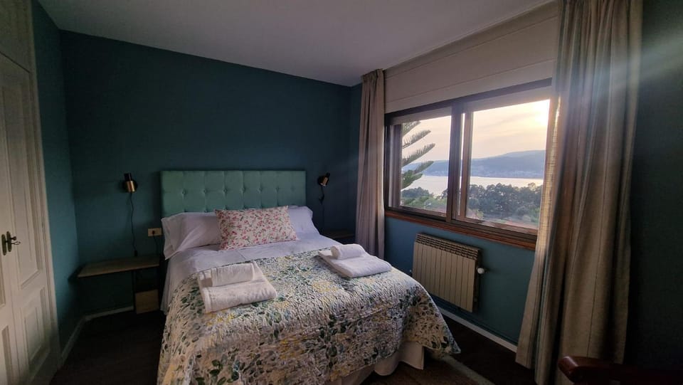 Bed, Natural landscape, Photo of the whole room, Bedroom, Mountain view
