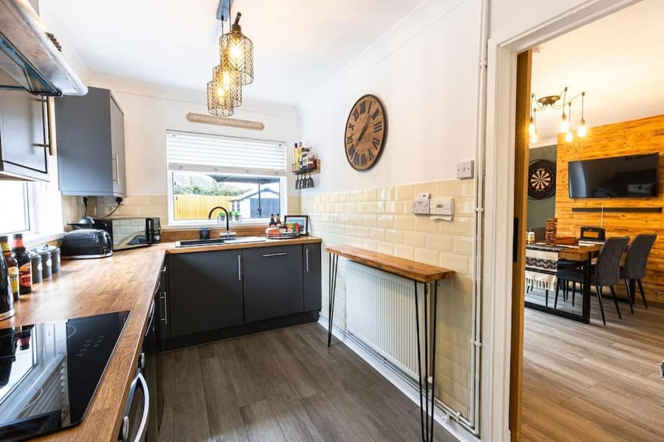 Kitchen or kitchenette, dishwasher, minibar