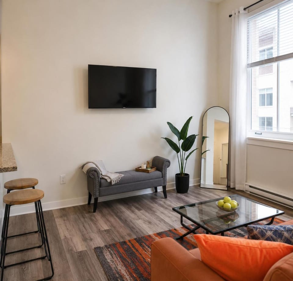 #5 Downtown Free Parking- Walk to Gainbridge, Lucas Oil, Conv Cntr Apartment in Indianapolis
