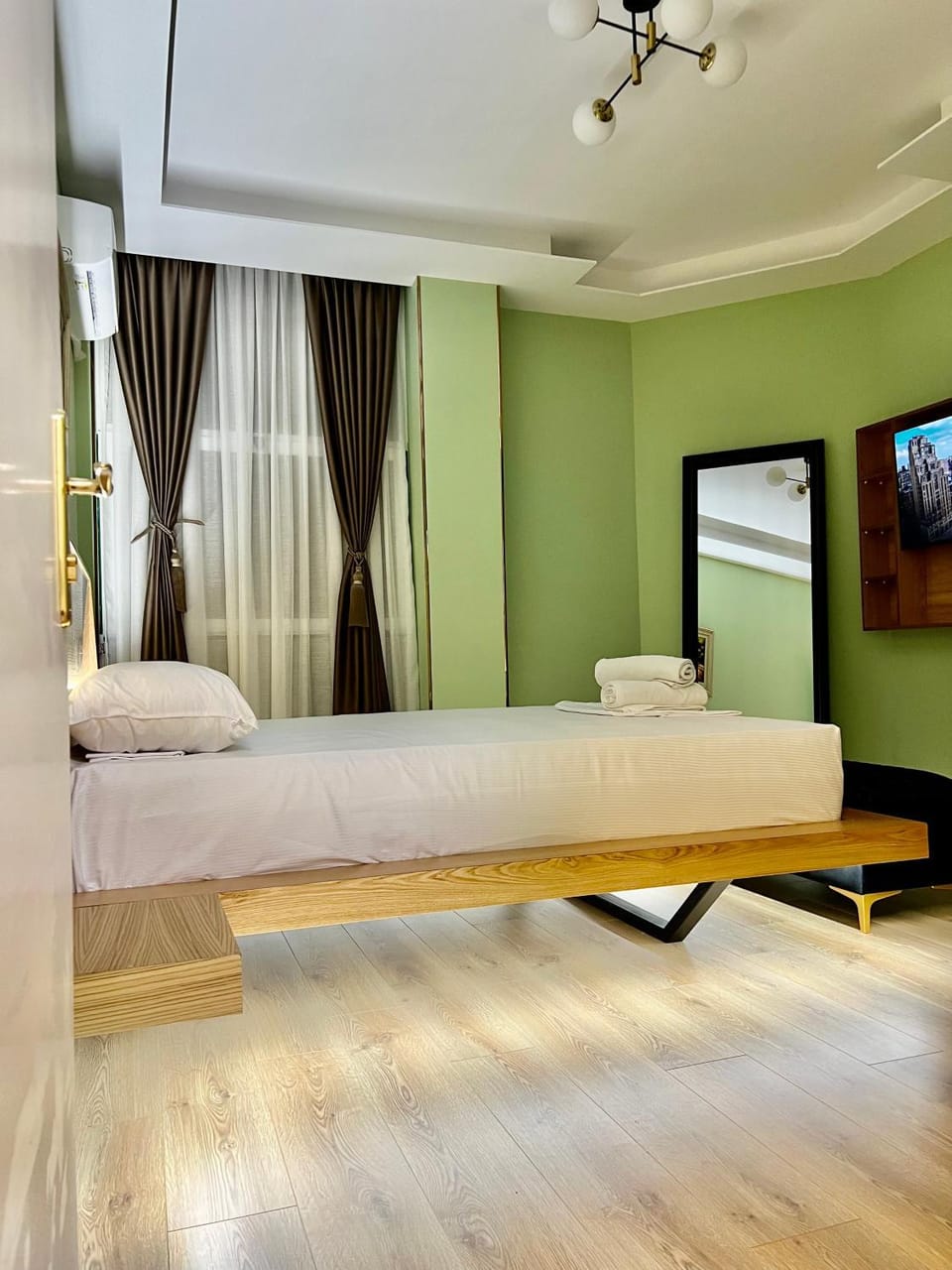 Bed, TV and multimedia, Photo of the whole room, Bedroom