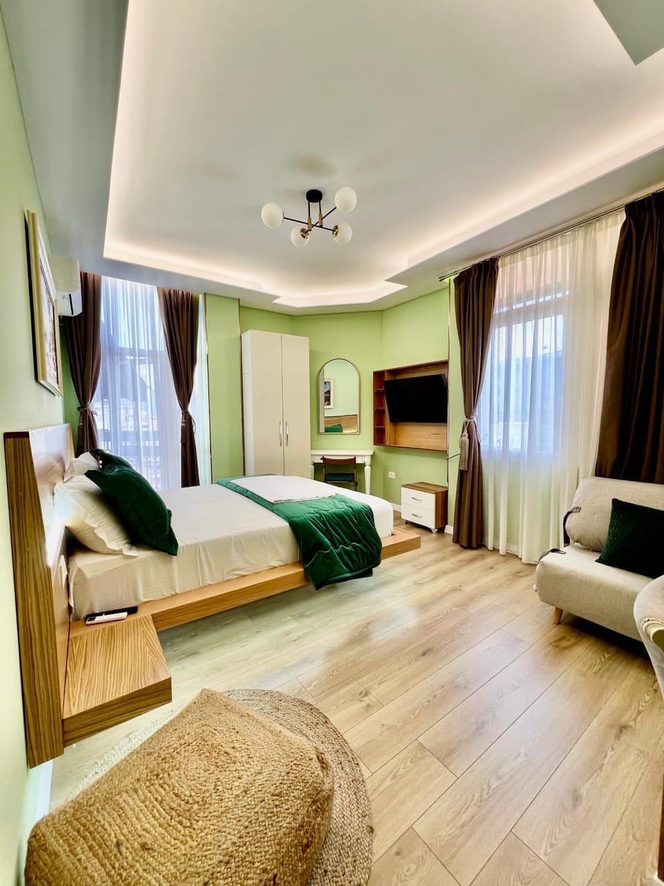 Bed, TV and multimedia, Living room, Photo of the whole room, Seating area, Bedroom