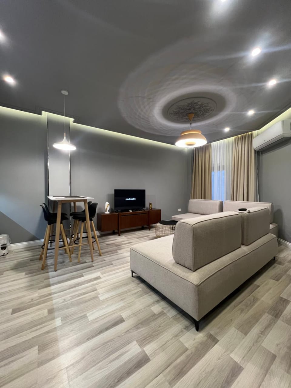 Communal lounge/ TV room, TV and multimedia, Living room, Seating area, Evening entertainment