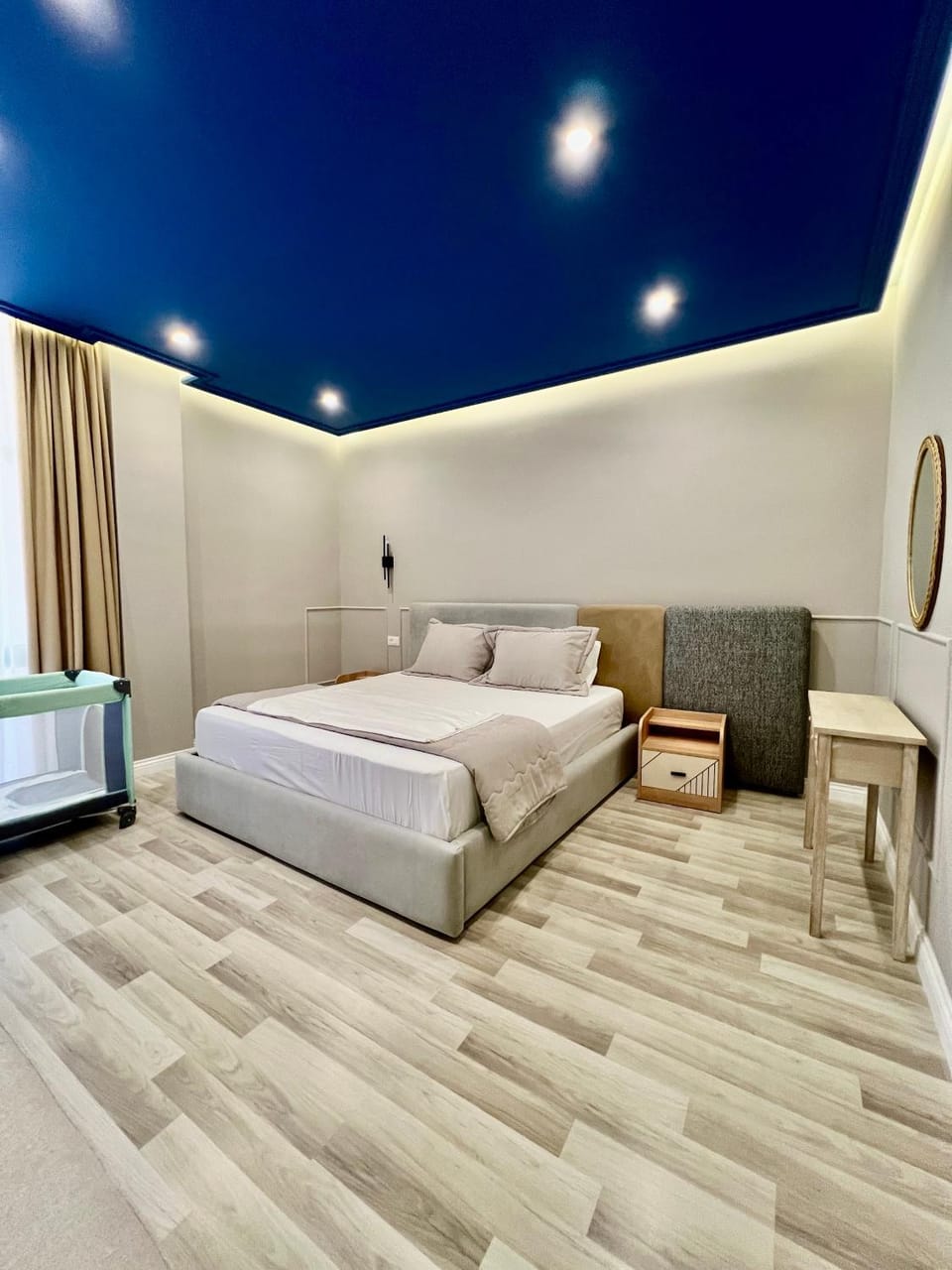 Bed, Photo of the whole room, Seating area, Bedroom