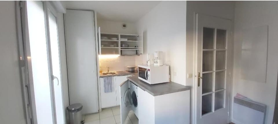 Kitchen or kitchenette, oven, stove