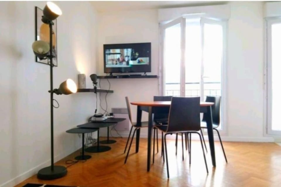 TV and multimedia, Living room, Seating area, Dining area