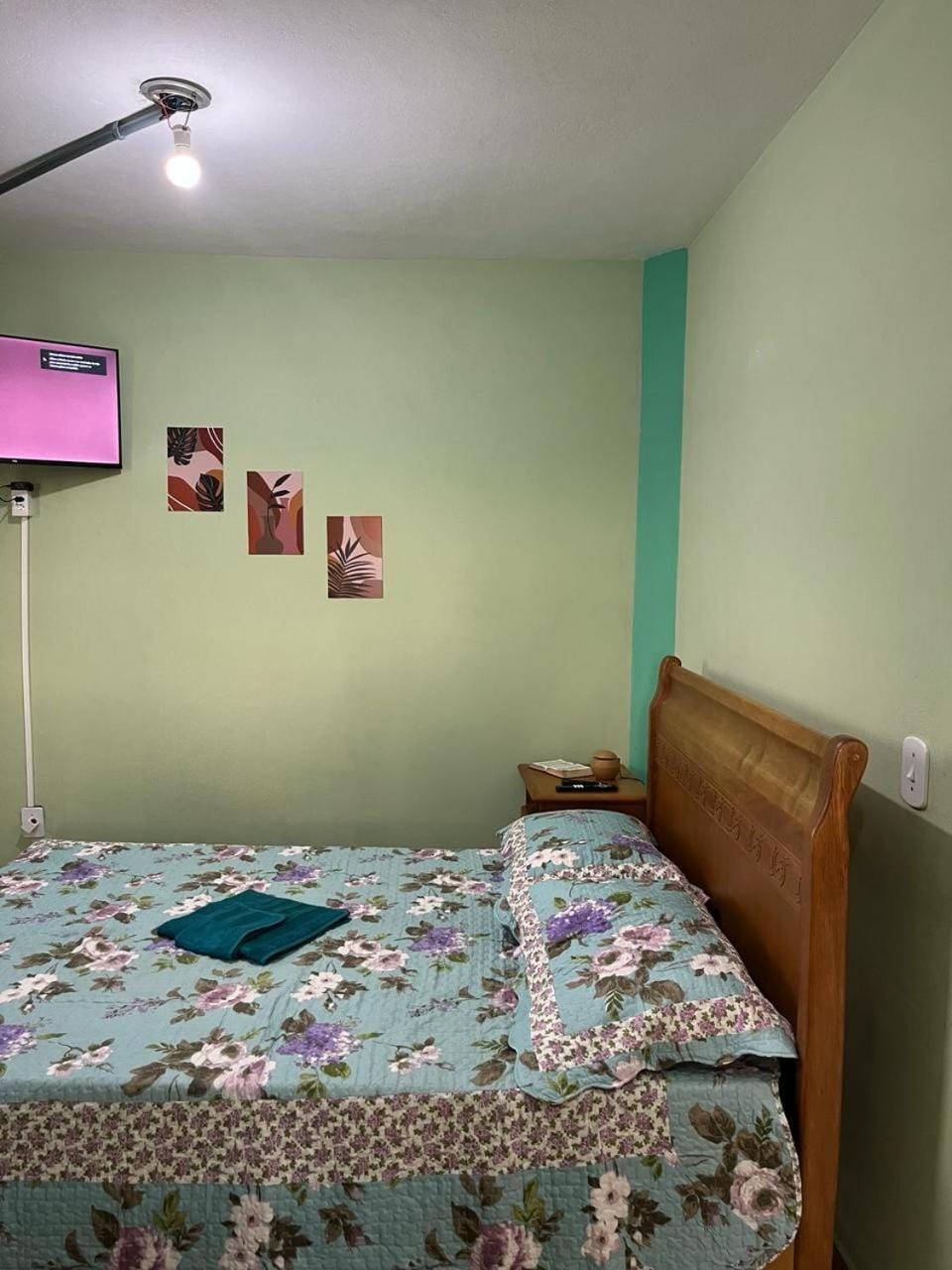 Bed, TV and multimedia, Photo of the whole room, Bedroom