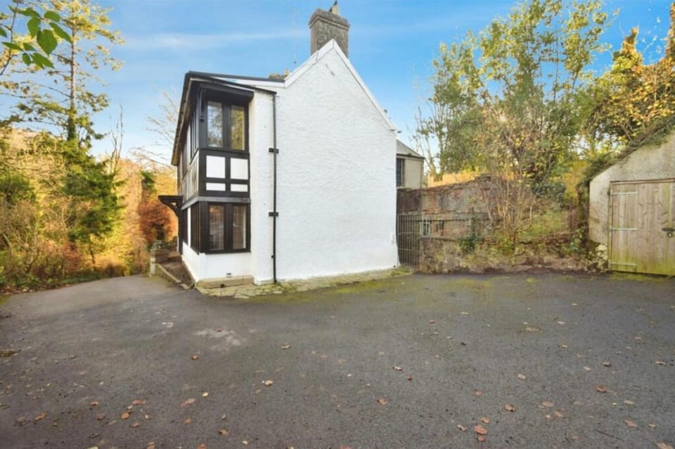 Heyboys House in Ilston
