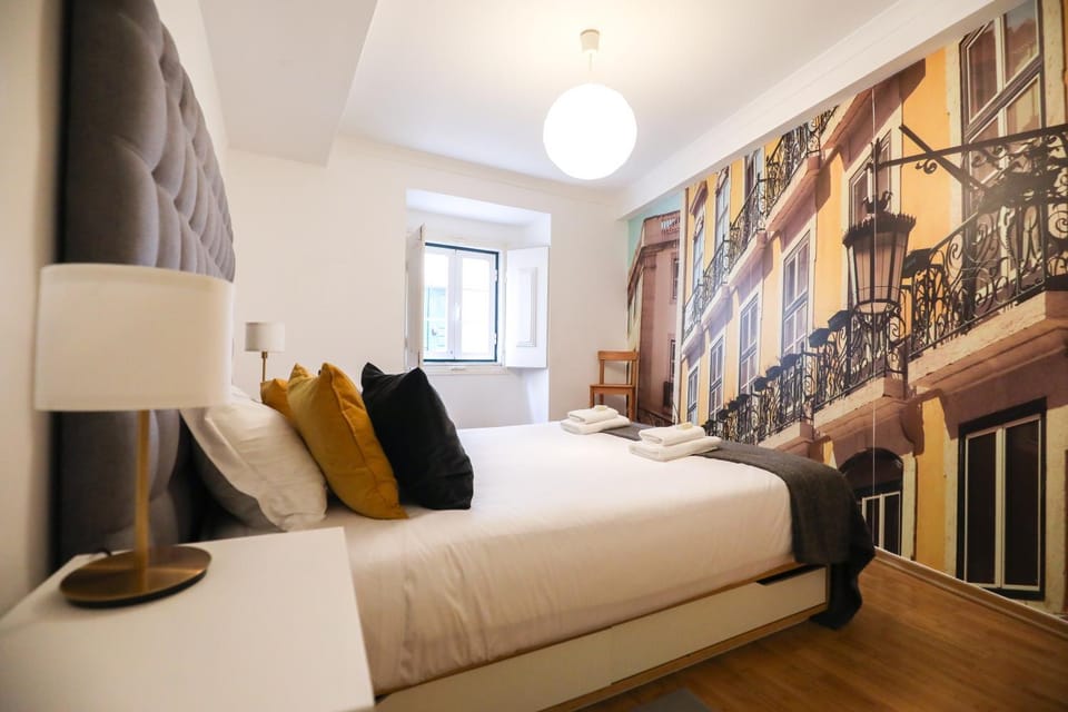 Photo of the whole room, Decorative detail, Bedroom, internet, towels, wardrobe