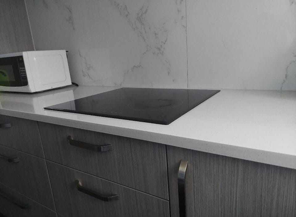 Kitchen or kitchenette, minibar