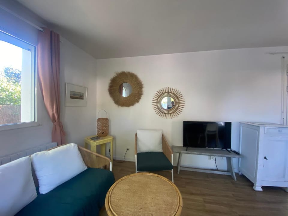 Maison de Vacances à La Tranche-sur-Mer, Proche Plage et Commerces, 3 Chambres, Terrasse et Jardin - FR-1-22-365 House in La Tranche-sur-Mer