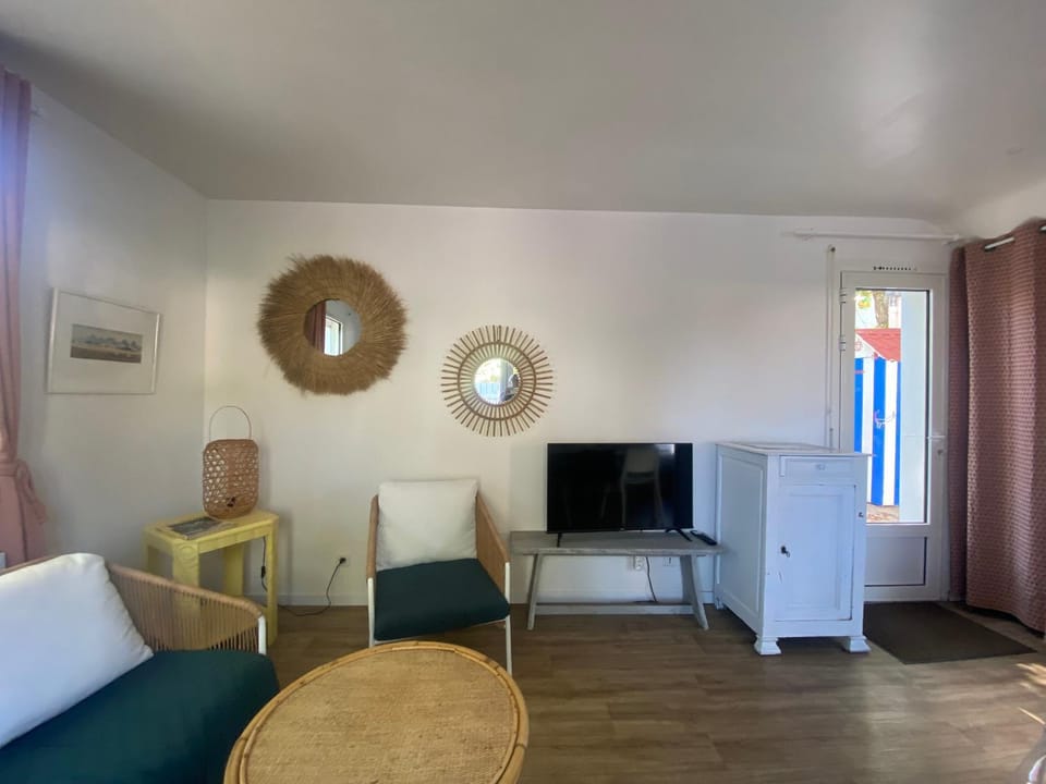 Maison de Vacances à La Tranche-sur-Mer, Proche Plage et Commerces, 3 Chambres, Terrasse et Jardin - FR-1-22-365 House in La Tranche-sur-Mer