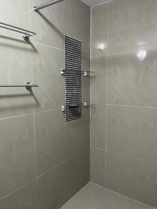 Sheryll Escapes - Kandi luxury 1BR, housekeeping & Netflix! Apartment in Angeles