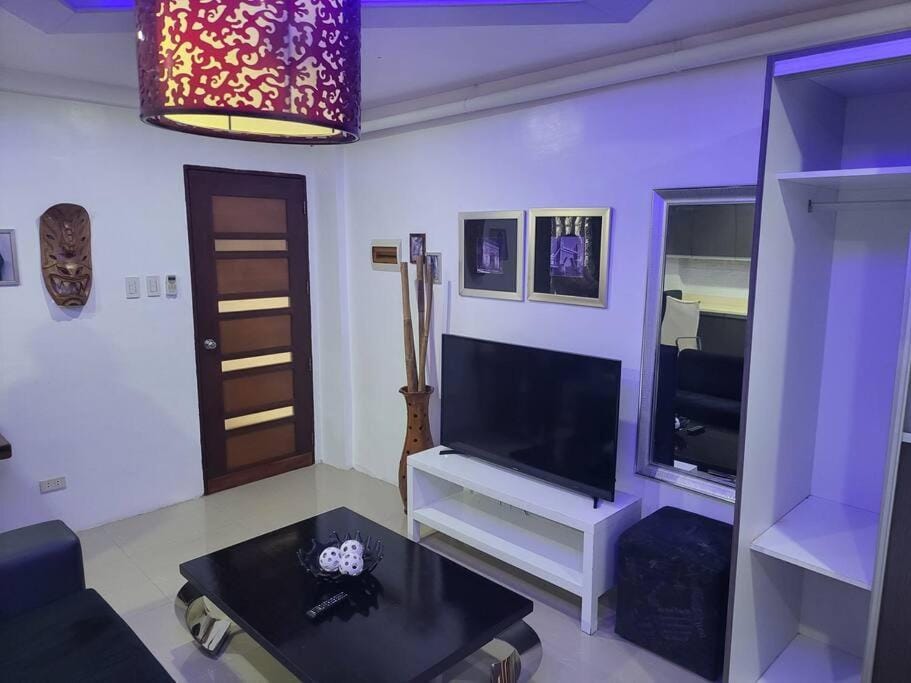 Sheryll Escapes - Kandi studio by the pool with Housekeeping, Netflix! Apartment in Angeles