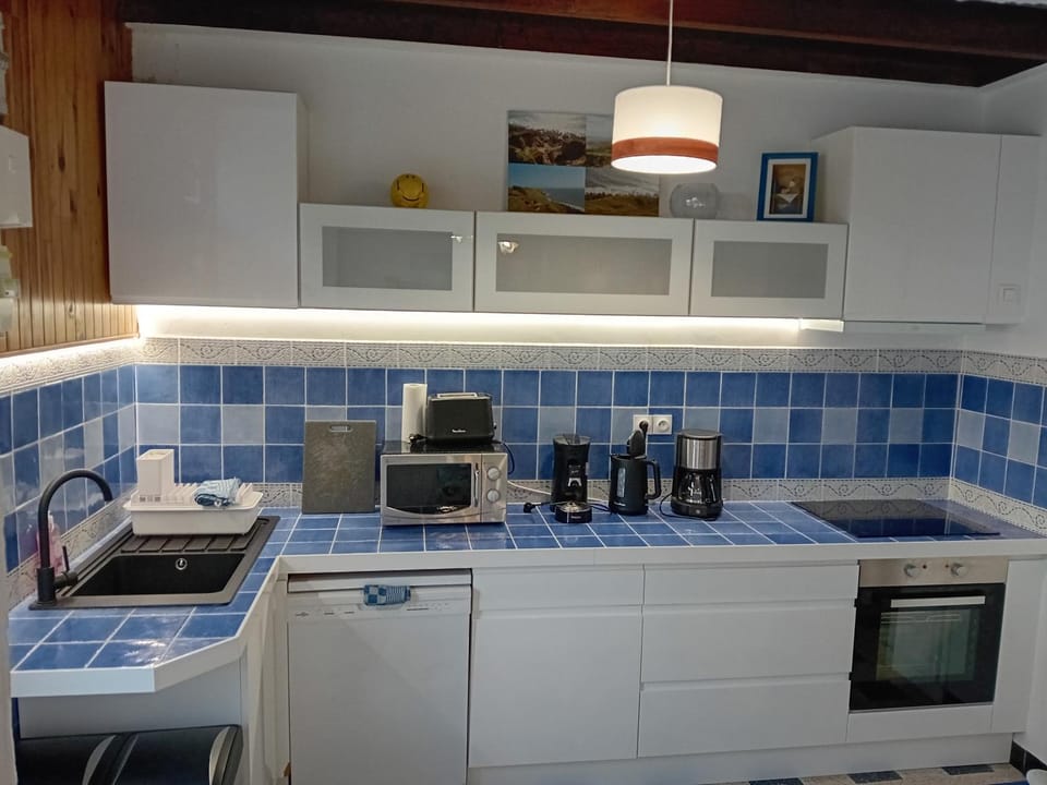 Coffee/tea facilities, Kitchen or kitchenette, dishwasher, oven, stove, toaster