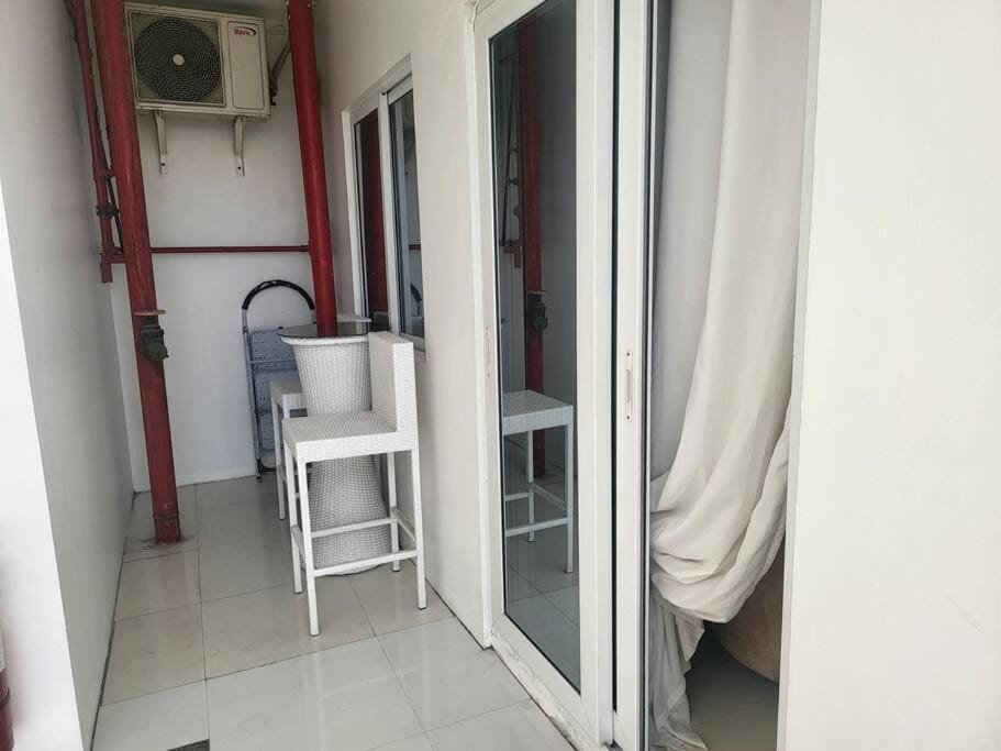 Sheryll Escapes - Kandi studio, 6th floor, outdoor seating, smoking area! Apartment in Angeles