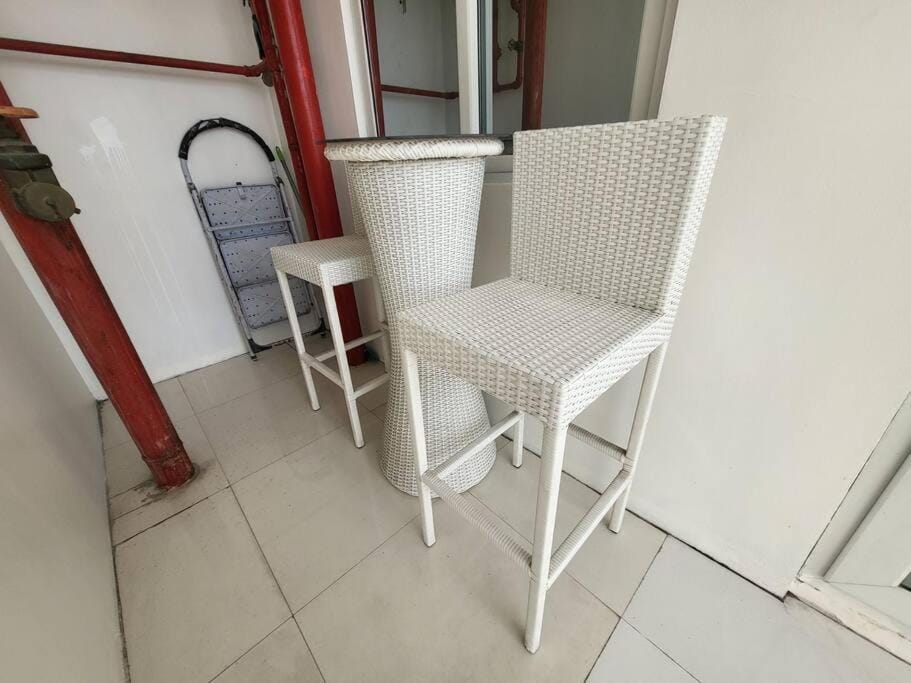 Sheryll Escapes - Kandi studio, 6th floor, outdoor seating, smoking area! Apartment in Angeles